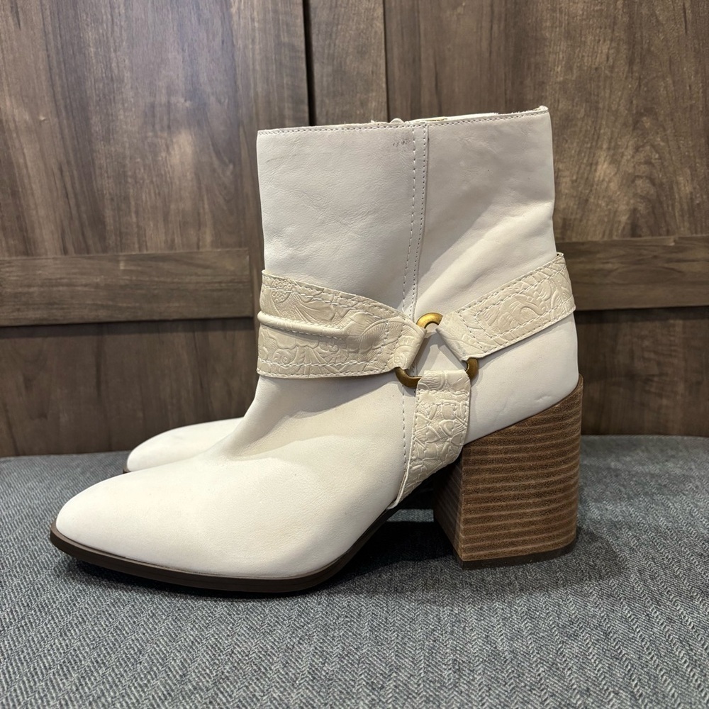 Vionic Women's 9 Vienna Carnelia Ankle Bootie Supportive Water Repellent White